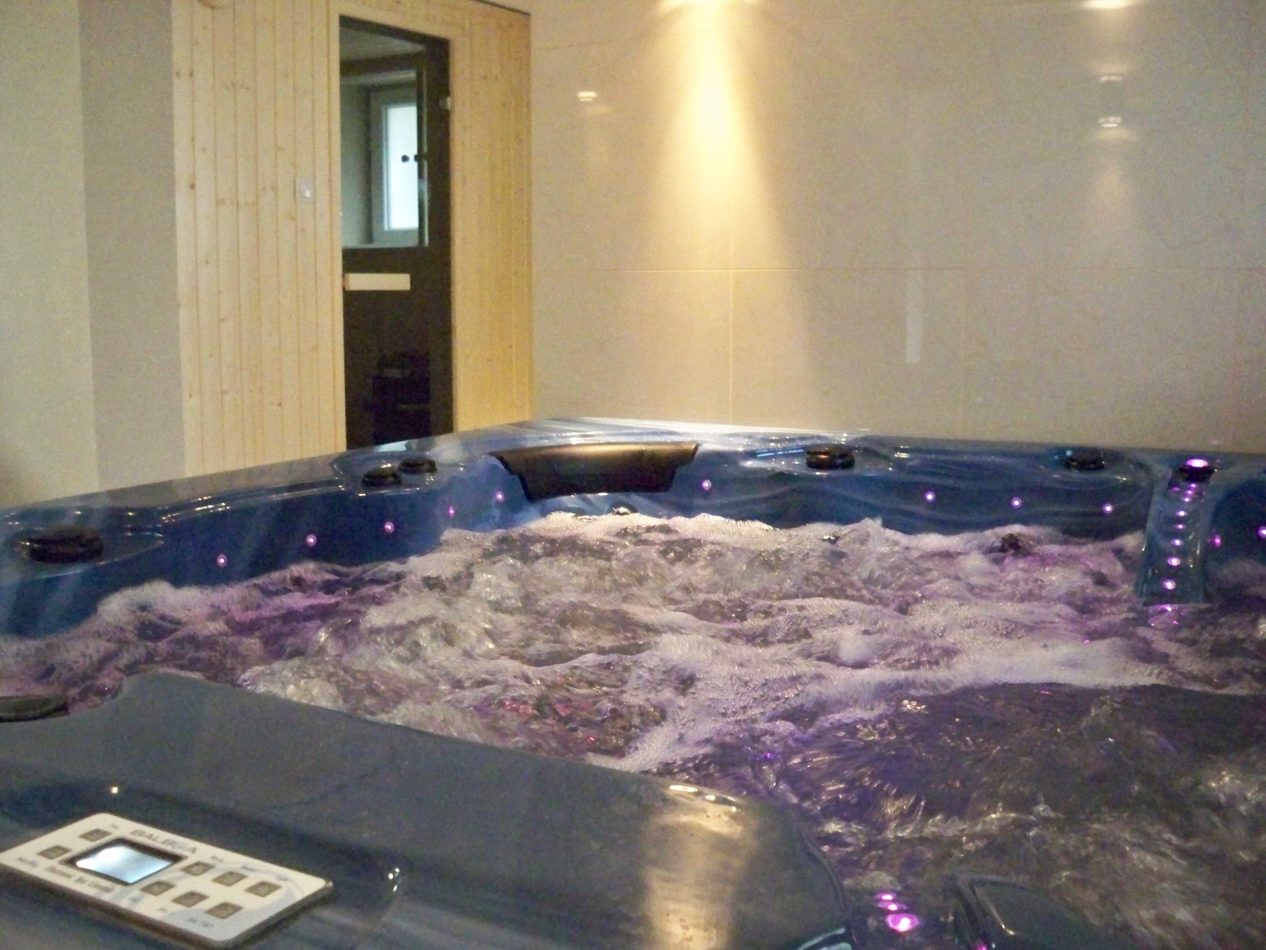 w100_6715 willa jacuzzi